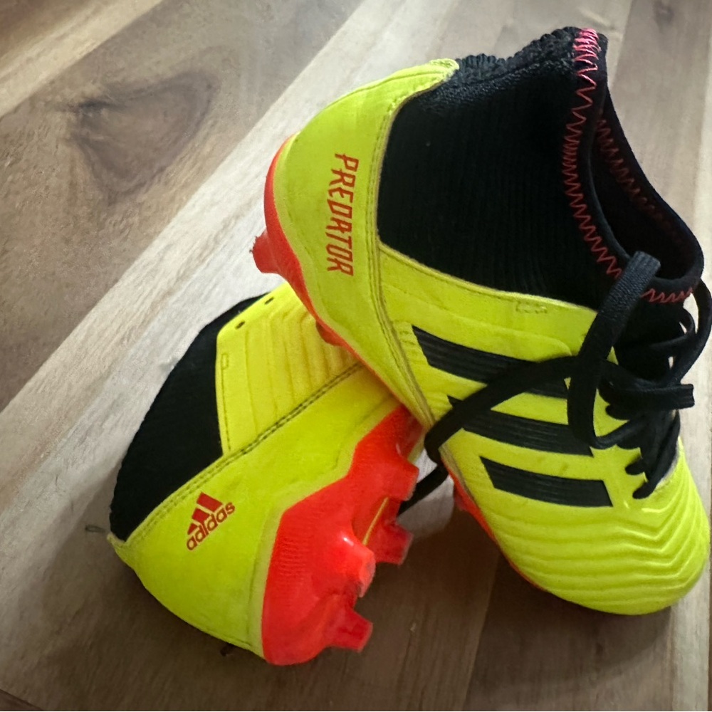 Adidas Kids Predator Soccer Cleats - Neon Yellow and Black

MISSING LACE